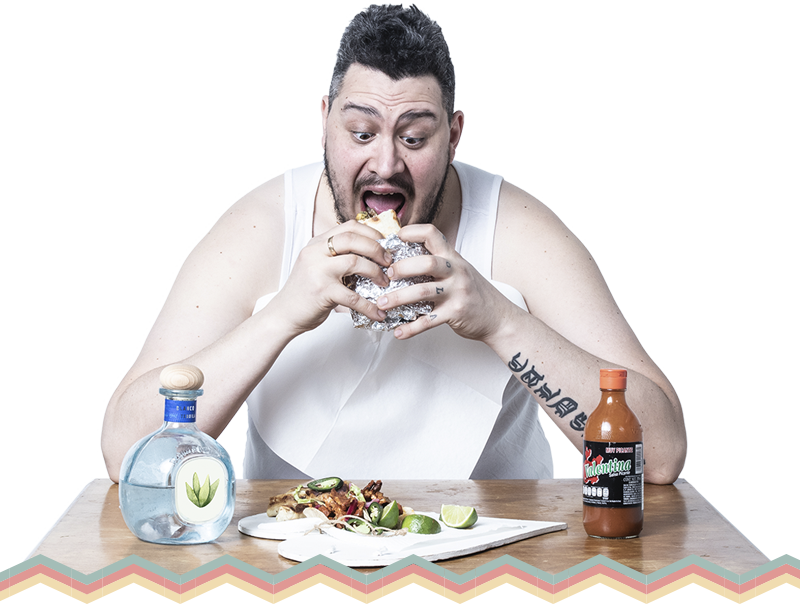 Tamperelaisen  Tacos 'n' Tequila -ravintolan ruokaa syövä mies